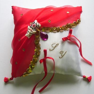 Coussin alliances rouge et or theme indes personnalise